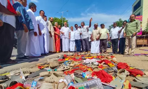 கரூர் துயரம்- மார்க்சிஸ்ட் கம்யூனிஸ்டு கட்சி எம்.பி.க்கள் வேலுசாமிபுரத்தில் ஆய்வு