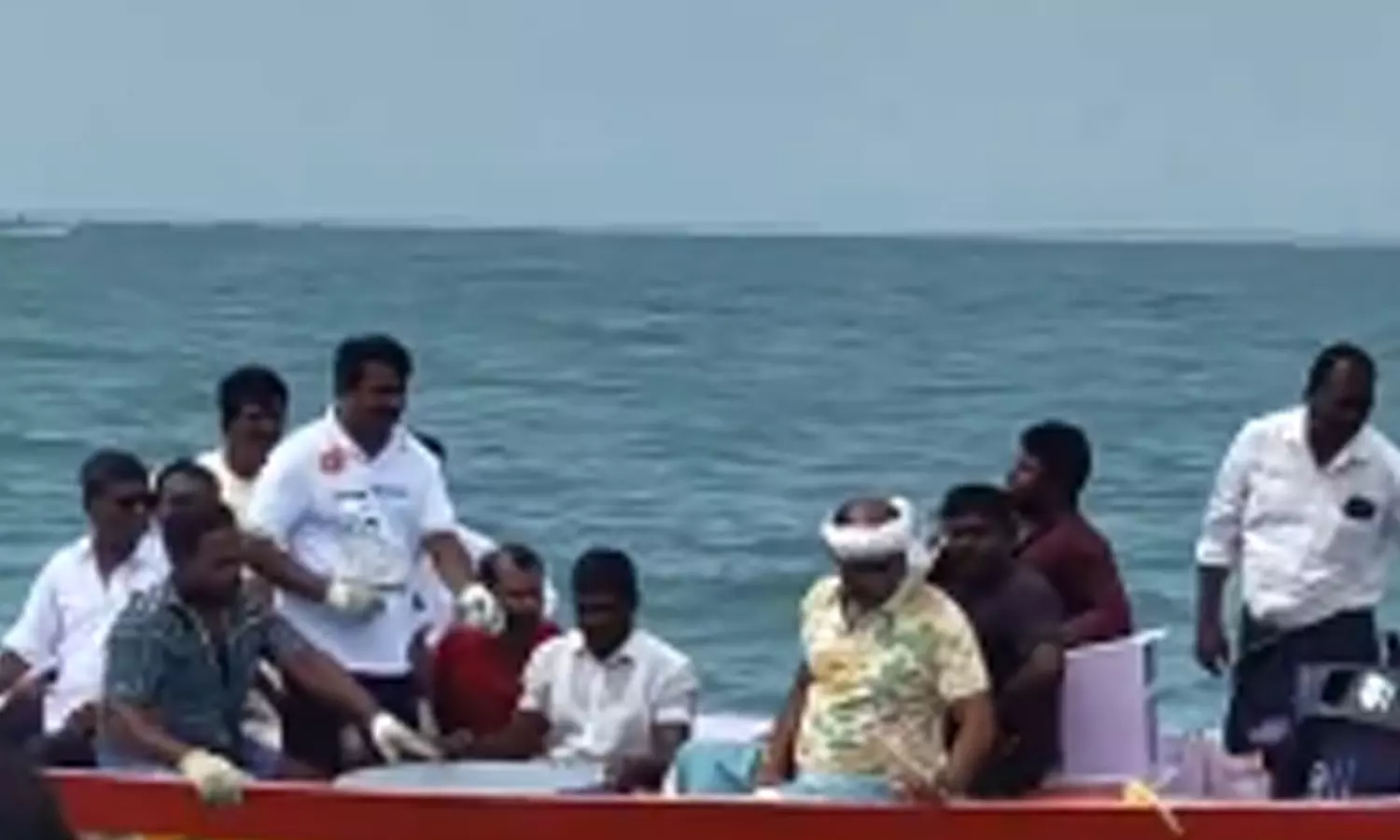 கடல் மாநாடு நடத்த கடலுக்குள் சென்று சீமான் ஆய்வு கடல் மாநாடு நடத்த கடலுக்குள் சென்று சீமான் ஆய்வு