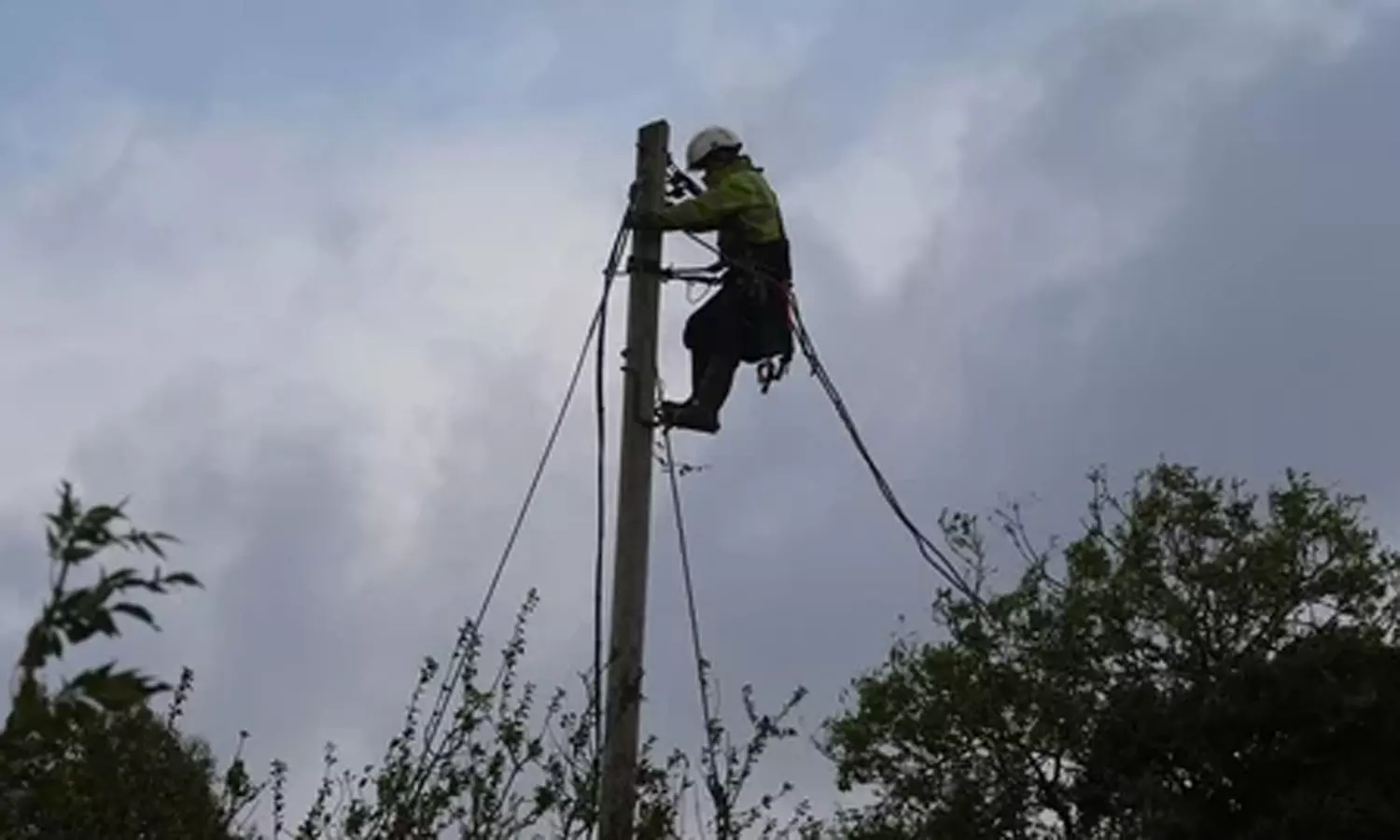 அயர்லாந்தில் கனமழை: ஒரு லட்சம் வீடுகளில் மின்சாரம் துண்டிப்பு