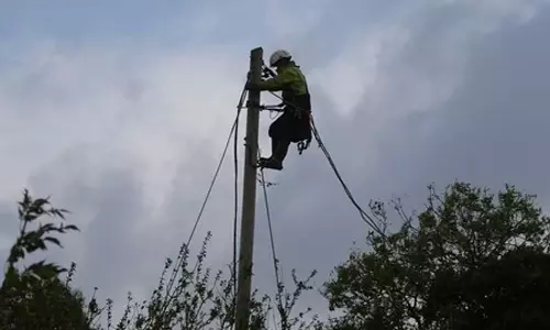 அயர்லாந்தில் கனமழை: ஒரு லட்சம் வீடுகளில் மின்சாரம் துண்டிப்பு