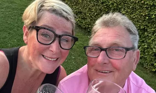 50 ஆண்டுக்கு பின் மகளை கண்டுபிடித்த தந்தை: இங்கிலாந்தில் நெகிழ்ச்சி