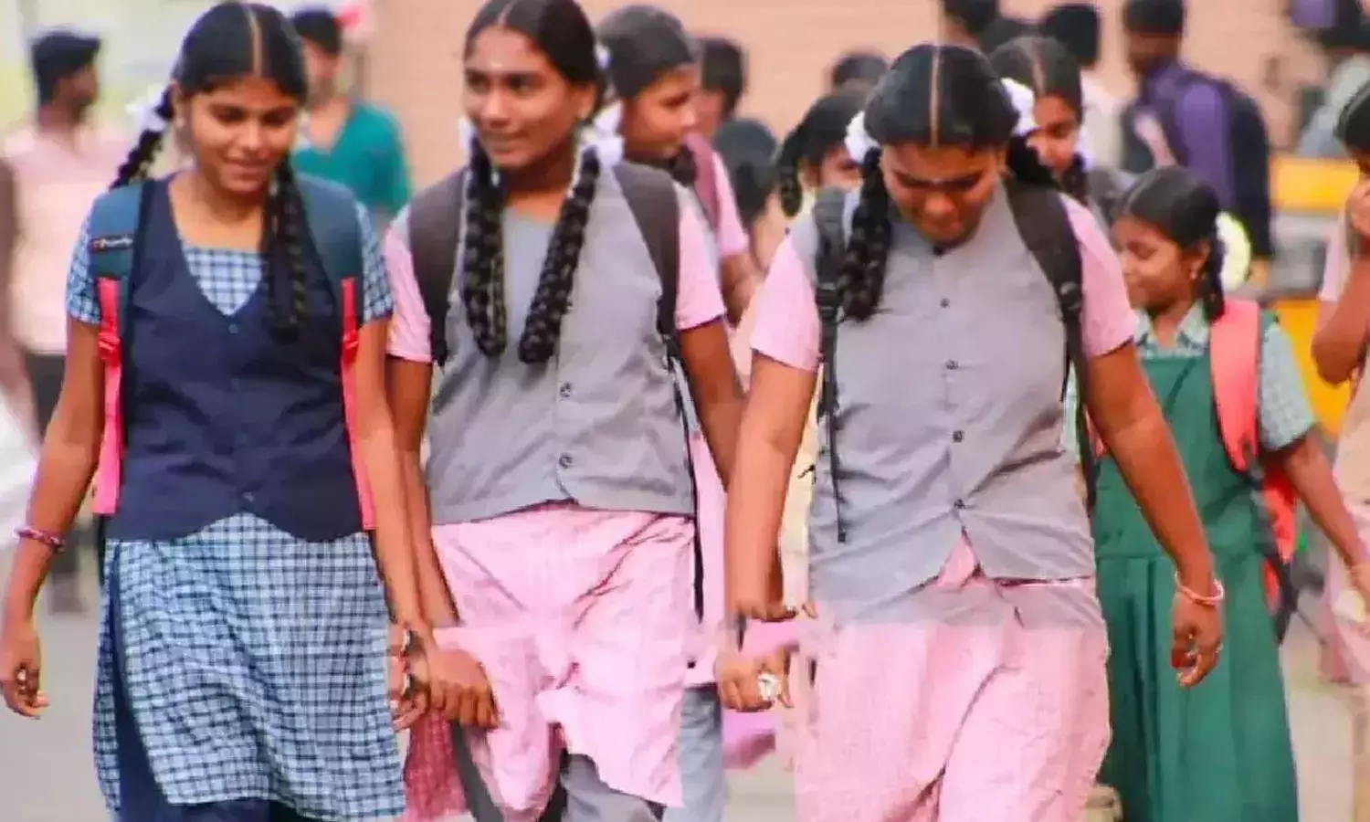 காலாண்டுத் தோ்வு விடுமுறை முடிந்து தமிழகம் முழுவதும் இன்று பள்ளிகள் திறப்பு காலாண்டுத் தோ்வு விடுமுறை முடிந்து தமிழகம் முழுவதும் இன்று பள்ளிகள் திறப்பு