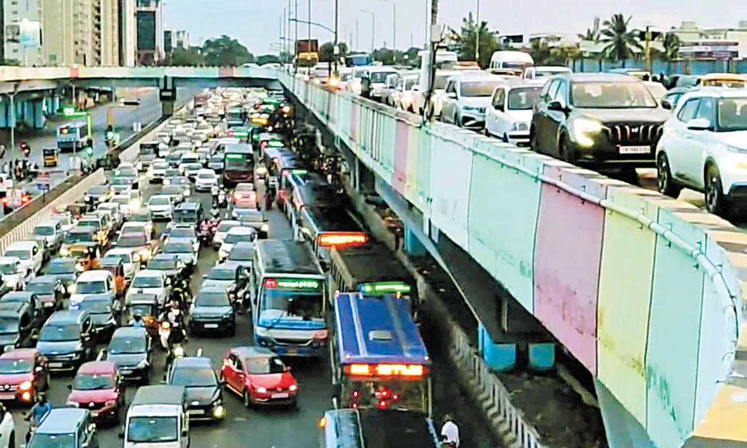 விடுமுறை முடிந்து சென்னைக்கு திரும்பிய மக்கள் - பெருங்களத்தூரில் கடும் போக்குவரத்து நெரிசல்