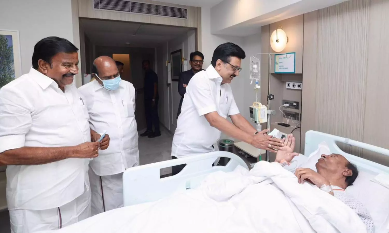 மருத்துவமனையில் சிகிச்சை பெற்று வரும் ராமதாசை சந்தித்து நலம் விசாரித்தார் மு.க.ஸ்டாலின்