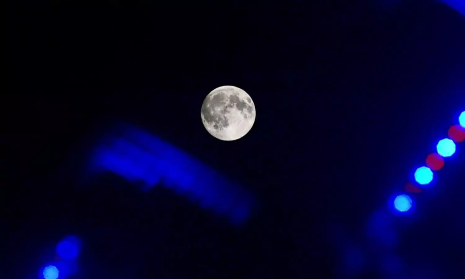 ஆண்டின் முதல் Super Moon... இரவு வானில் ஒளிரும் முழு நிலவு!