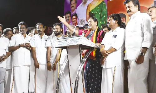 விமானத்தில் ஏறி வீட்டிற்குள் சென்றவர் இதுவரை வெளியே வரவில்லை - விஜயை விமர்சித்த பிரேமலதா