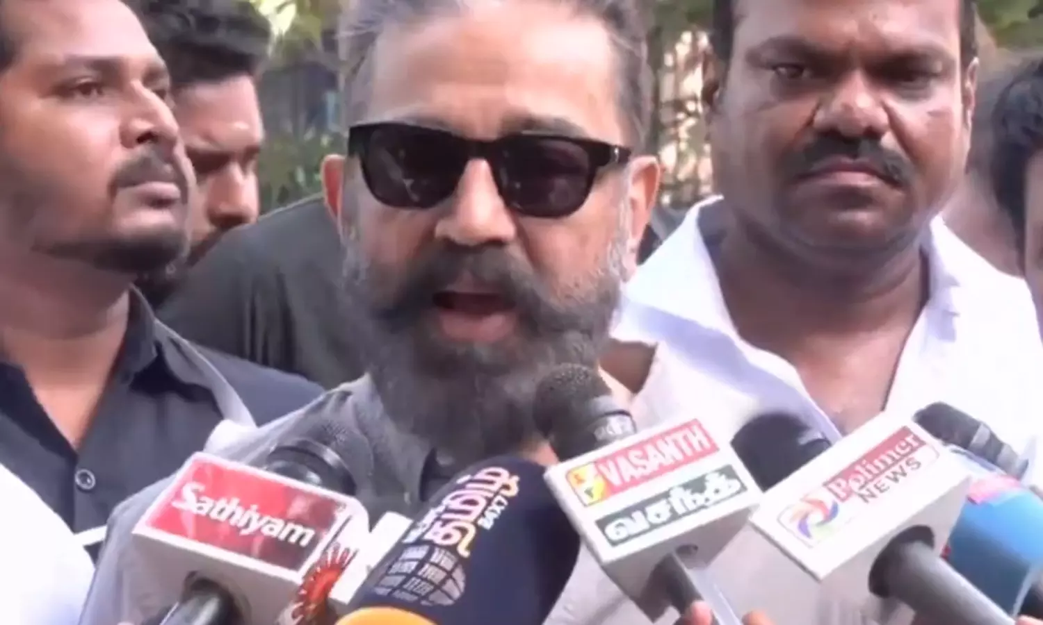 மருத்துவமனையில் ராமதாசை சந்தித்து நலம் விசாரித்த கமல்ஹாசன் மருத்துவமனையில் ராமதாசை சந்தித்து நலம் விசாரித்த கமல்ஹாசன்