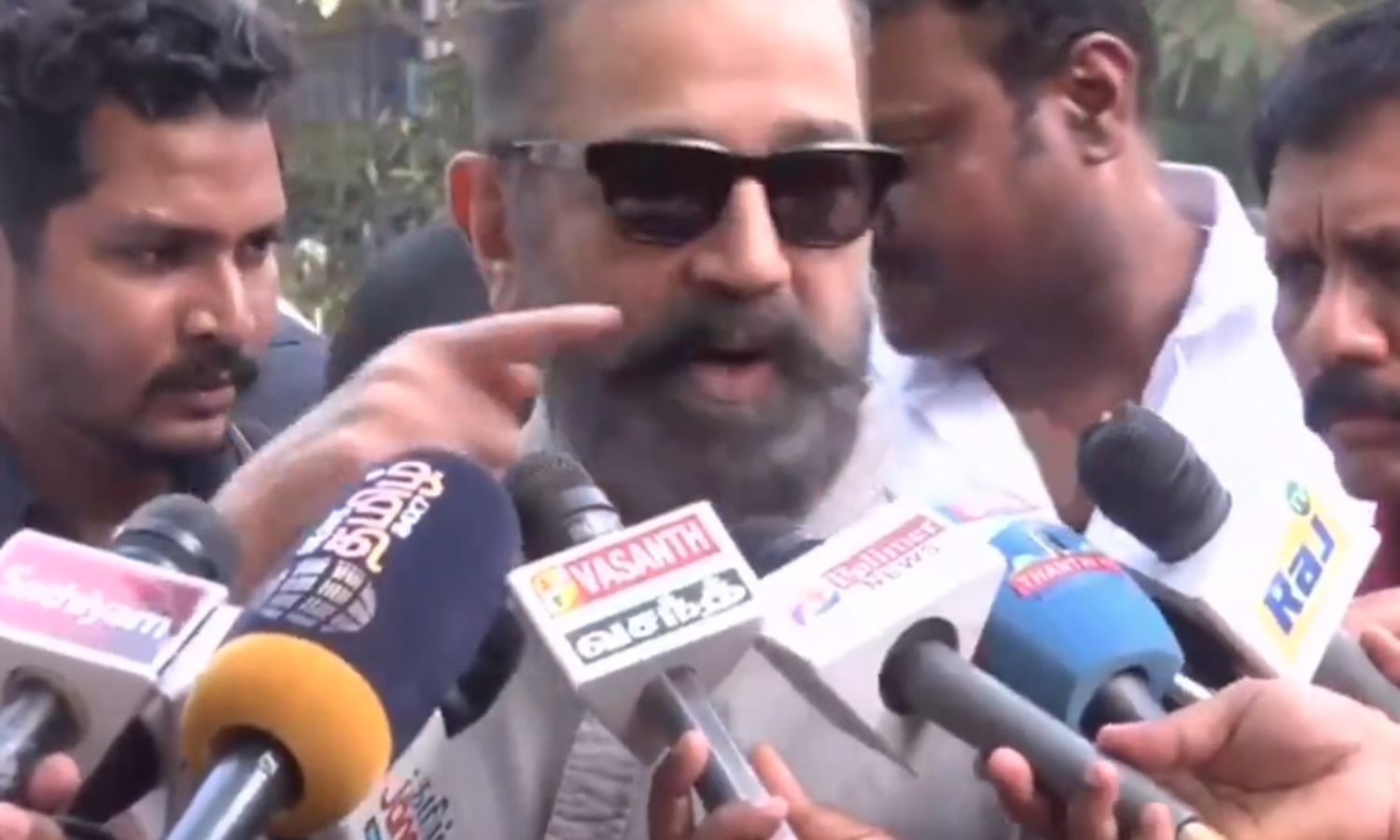 கரூர் சம்பவம் அரசியலாக மாறுகிறதா? - கமல்ஹாசன் எம்.பி. கொடுத்த ரியாக்ஷன் கரூர் சம்பவம் அரசியலாக மாறுகிறதா? - கமல்ஹாசன் எம்.பி. கொடுத்த ரியாக்ஷன்