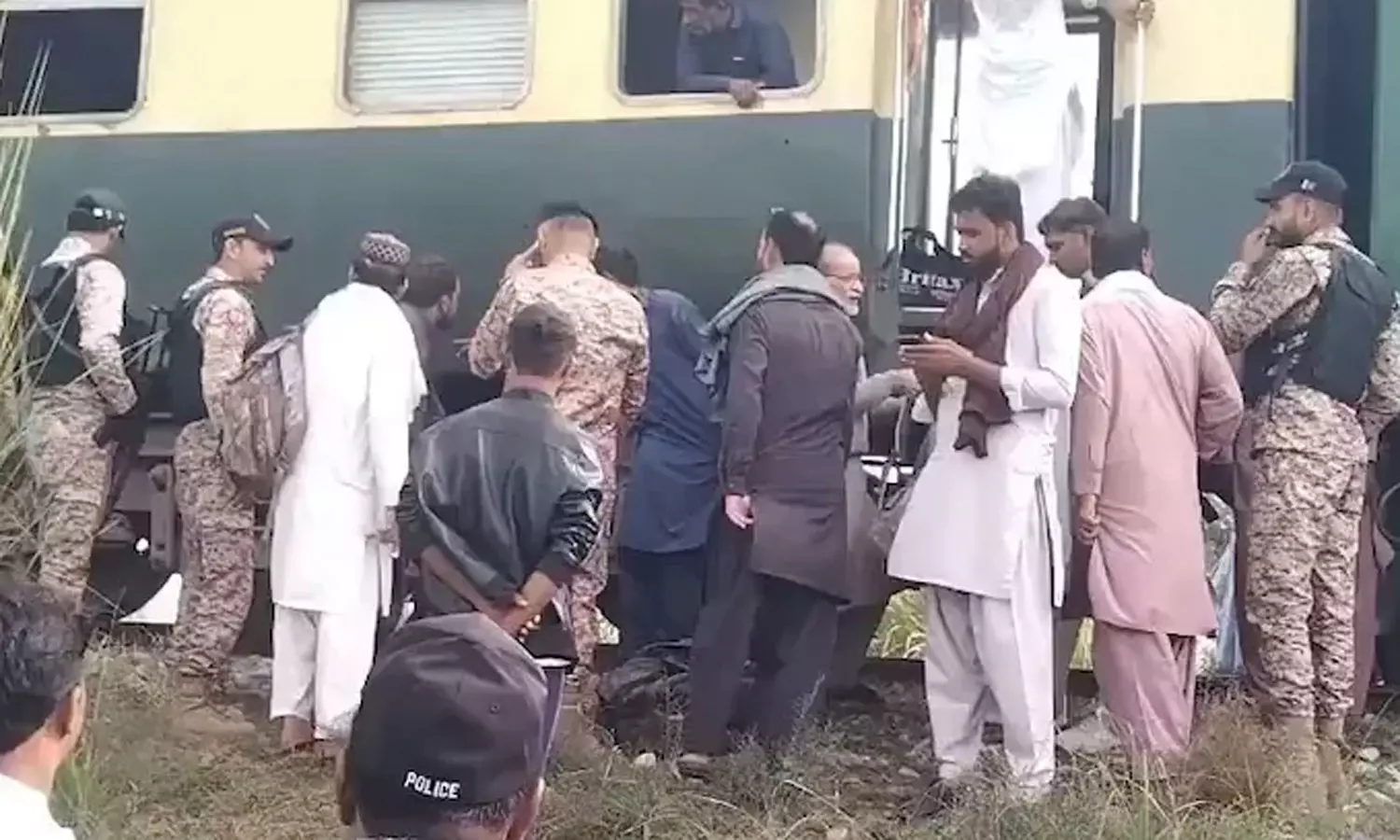 பாகிஸ்தானில் தண்டவாளத்தில் குண்டு வெடிப்பு- 6 பெட்டிகள் தடம் புரண்டன