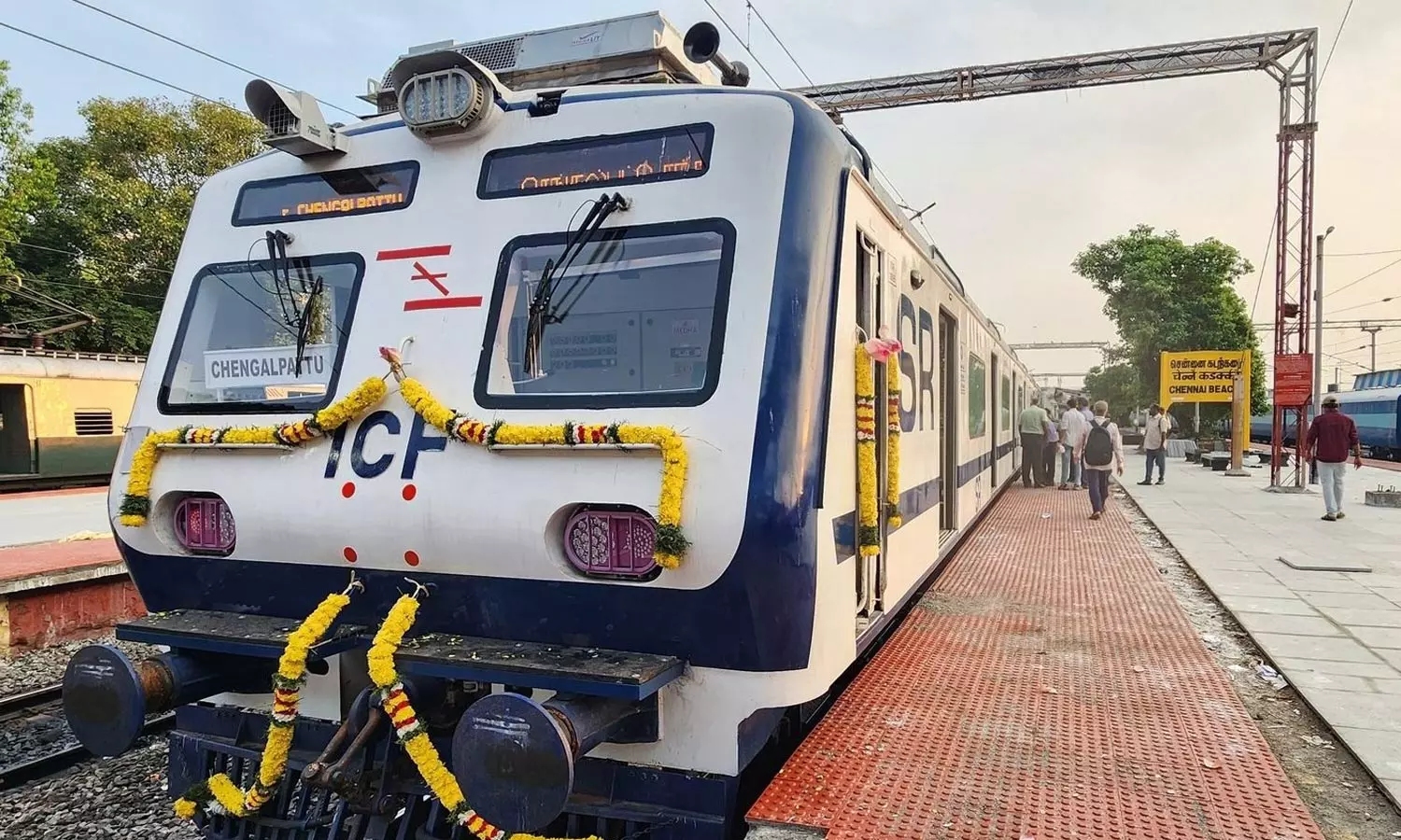 காலியாக ஓடும் ஏ.சி. மின்சார ரெயில் - கட்டணம் குறைக்கப்படுமா? காலியாக ஓடும் ஏ.சி. மின்சார ரெயில் - கட்டணம் குறைக்கப்படுமா?