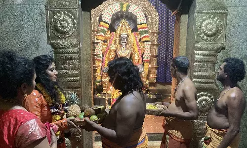 பிரத்யங்கிரா தேவி கோவிலில் மிளகாய் வத்தல் யாகம்- நடிகை ஷில்பா மஞ்சுநாத் பங்கேற்பு