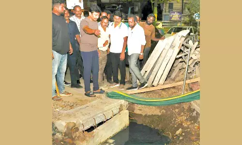 ராயப்பேட்டை நெடுஞ்சாலையில் மழைநீர் கால்வாய் பணியை துணை முதலமைச்சர் உதயநிதி ஆய்வு