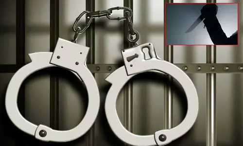 ஸ்ரீவைகுண்டம் அருகே பிளஸ்-1 மாணவனை கத்தியால் குத்திய போலீஸ் ஏட்டு கைது