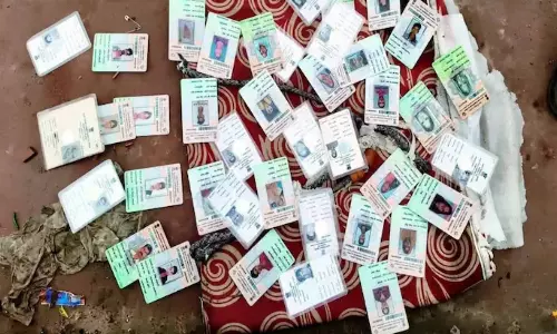 குளத்தில் மிதந்த  நூற்றுக்கணக்கான வாக்காளர் அடையாள அட்டைகள்.. ம.பி.யில் வெடித்த அரசியல் சர்ச்சை