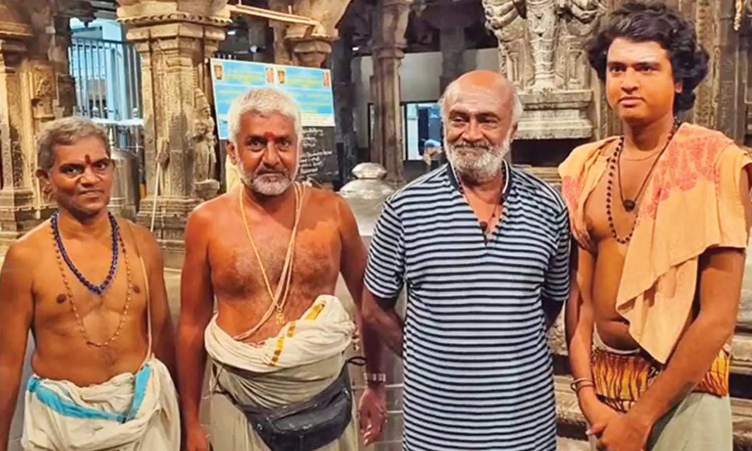 தேசிய விருது பெற்ற நடிகர் எம்.எஸ்.பாஸ்கர் திருச்செந்தூர் கோவிலில் தரிசனம் தேசிய விருது பெற்ற நடிகர் எம்.எஸ்.பாஸ்கர் திருச்செந்தூர் கோவிலில் தரிசனம்