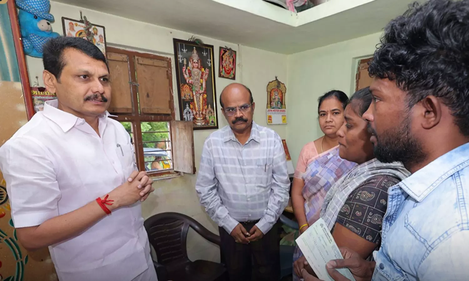 கரூர் கூட்ட நெரிசலில் பாதிக்கப்பட்டவர்களுக்கு நிதியுதவி வழங்கிய செந்தில் பாலாஜி