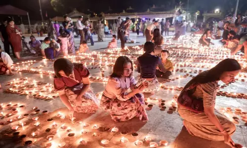 சொந்த நாட்டு மக்கள் மீது குண்டுவீசி தாக்குதல் நடத்திய மியான்மர் ராணுவம் - 40 பேர் உயிரிழப்பு