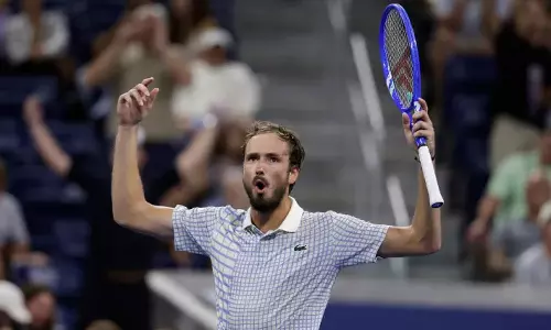 ஷாங்காய் மாஸ்டர்ஸ் டென்னிஸ்: காலிறுதிக்கு முன்னேறினார் மெத்வதேவ்