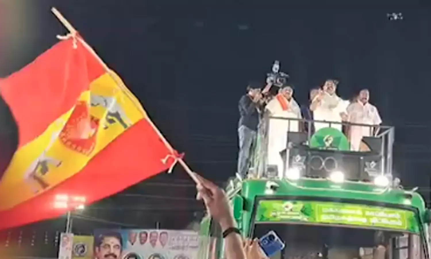 அ.தி.மு.க. கூட்டத்தில் பறந்த த.வெ.க. கொடி:  பிள்ளையார் சுழி போட்டாச்சு... கூட்டணி குறித்து பேசிய இ.பி.எஸ்.