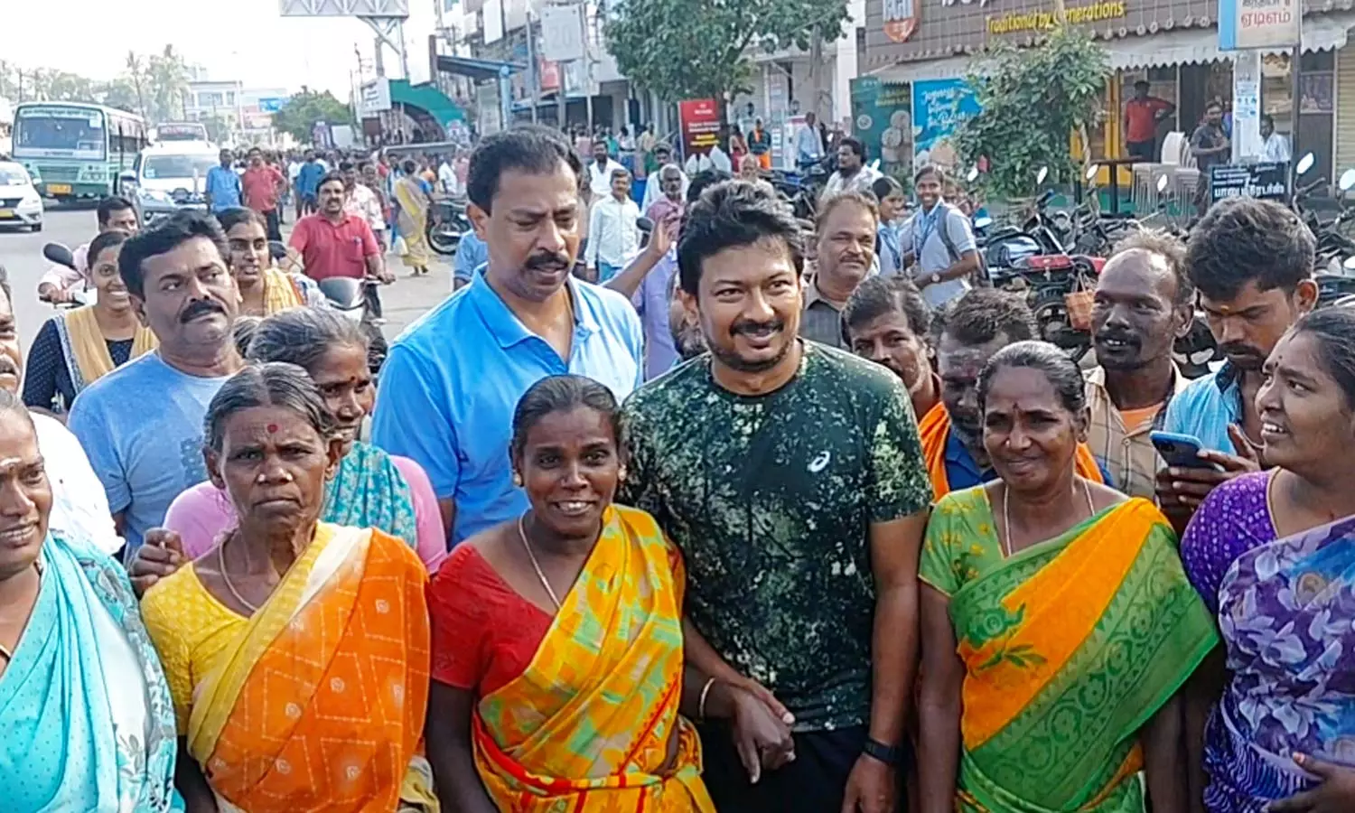 திண்டுக்கல்லில் நடைபயிற்சி மேற்கொண்ட உதயநிதி ஸ்டாலினுடன் புகைப்படம் எடுத்த மாணவர்கள், பெண்கள் திண்டுக்கல்லில் நடைபயிற்சி மேற்கொண்ட உதயநிதி ஸ்டாலினுடன் புகைப்படம் எடுத்த மாணவர்கள், பெண்கள்