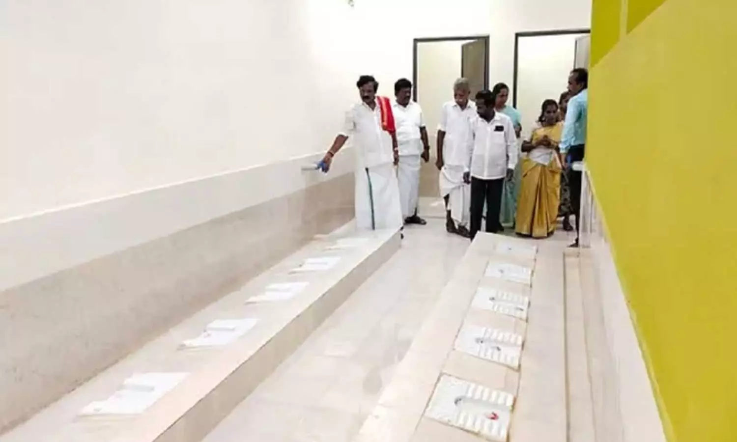 தஞ்சாவூர் அரசு பள்ளியில் தடுப்புச்சுவர் இன்றி கழிப்பறை: இருவர் சஸ்பெண்ட்