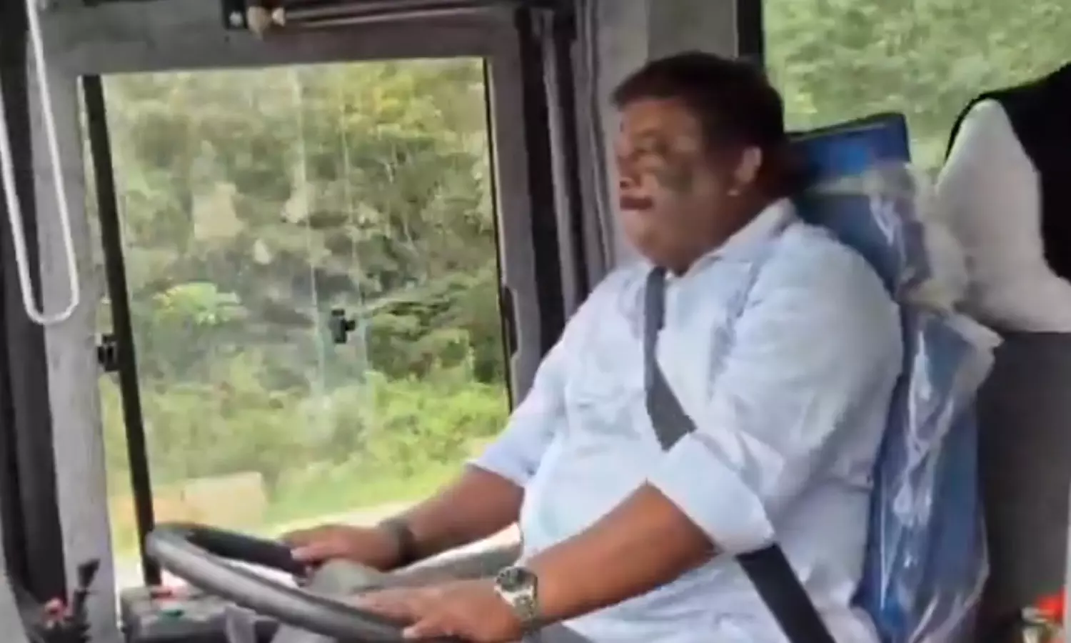 சொகுசு பஸ்சை ஓட்டி அசத்திய அமைச்சர் சிவசங்கர் - அதிகாரிகள் வியப்பு