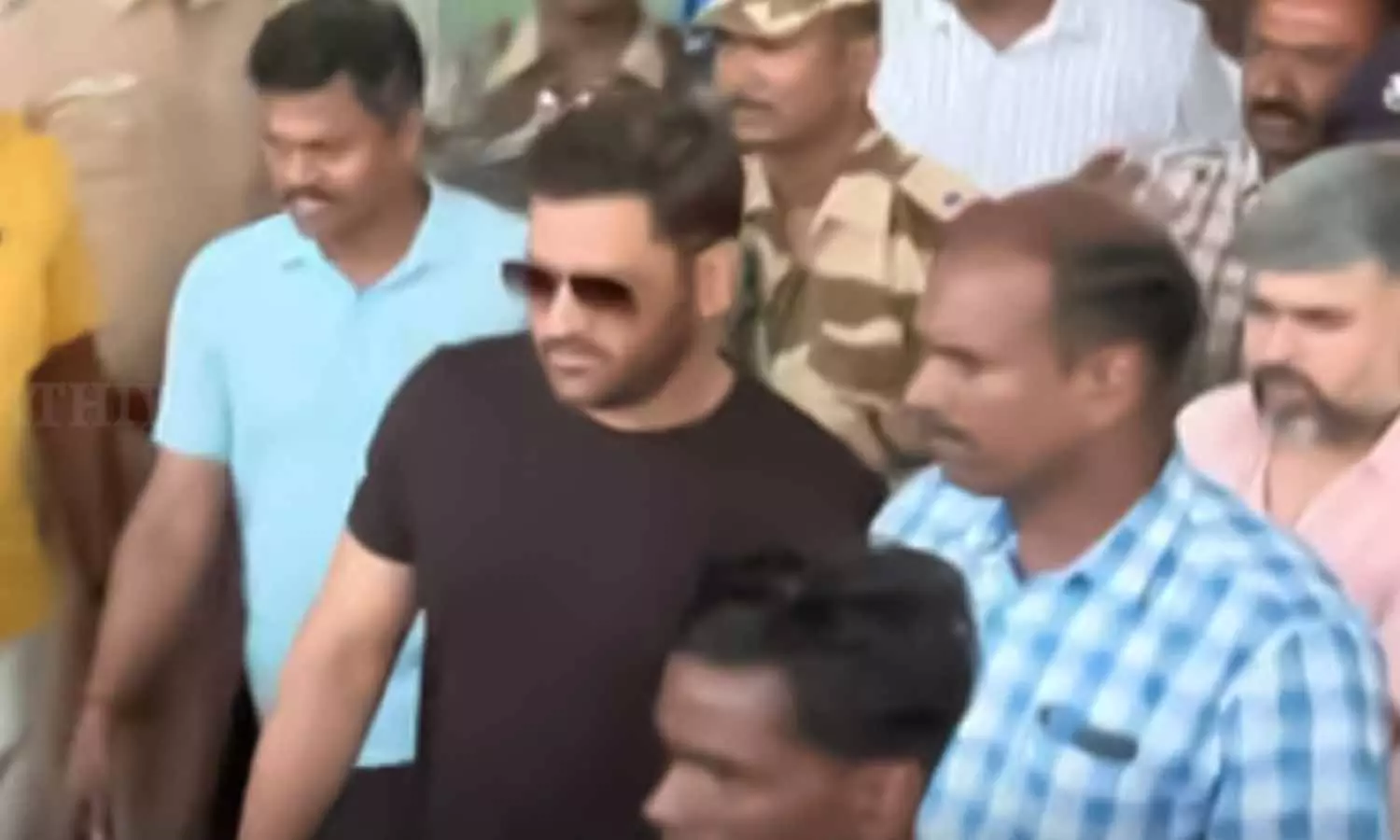 மதுரை மண்ணில் மகேந்திர சிங் தோனி.. ரசிகர்கள் உற்சாக வரவேற்பு