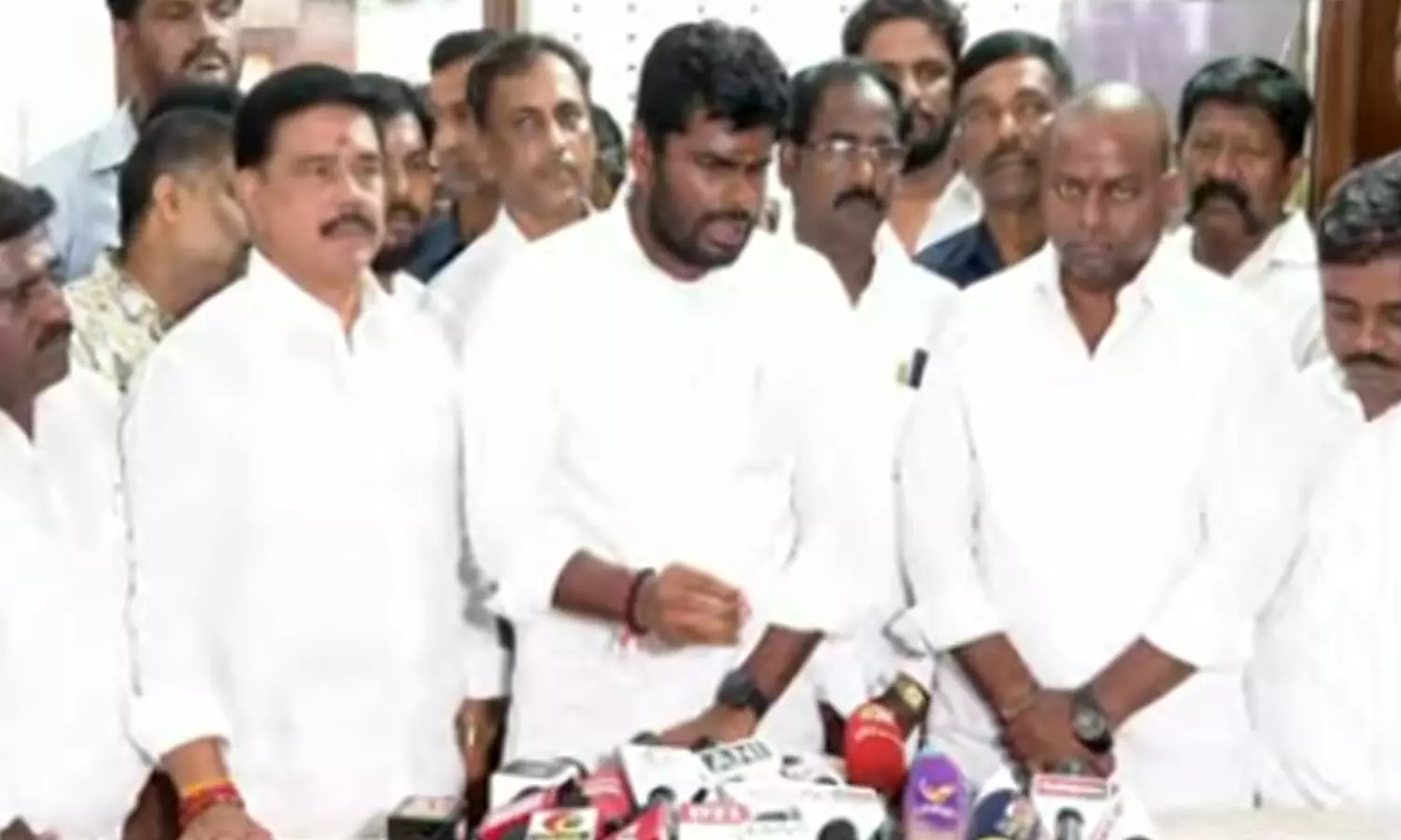 விஜய் கரூர் செல்வதற்கு போலீசின் அனுமதி எதற்கு?- அண்ணாமலை விஜய் கரூர் செல்வதற்கு போலீசின் அனுமதி எதற்கு?- அண்ணாமலை