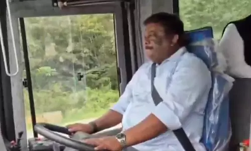 சொகுசு பஸ்சை ஓட்டி அசத்திய அமைச்சர் சிவசங்கர் - அதிகாரிகள் வியப்பு