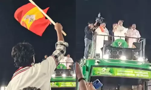 இபிஎஸ் கூட்டத்தில் அ.தி.மு.க டி-ஷர்ட் அணிந்தபடி த.வெ.க கொடியை அசைத்த இளைஞர்கள்