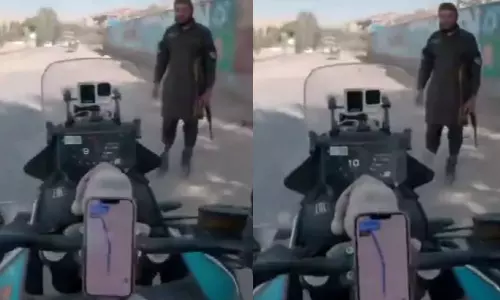 கையில் துப்பாக்கியுடன் இந்திய பயணியை தடுத்து நிறுத்திய தாலிபான்.. அடுத்த செய்த விஷயம் - வீடியோ வைரல்