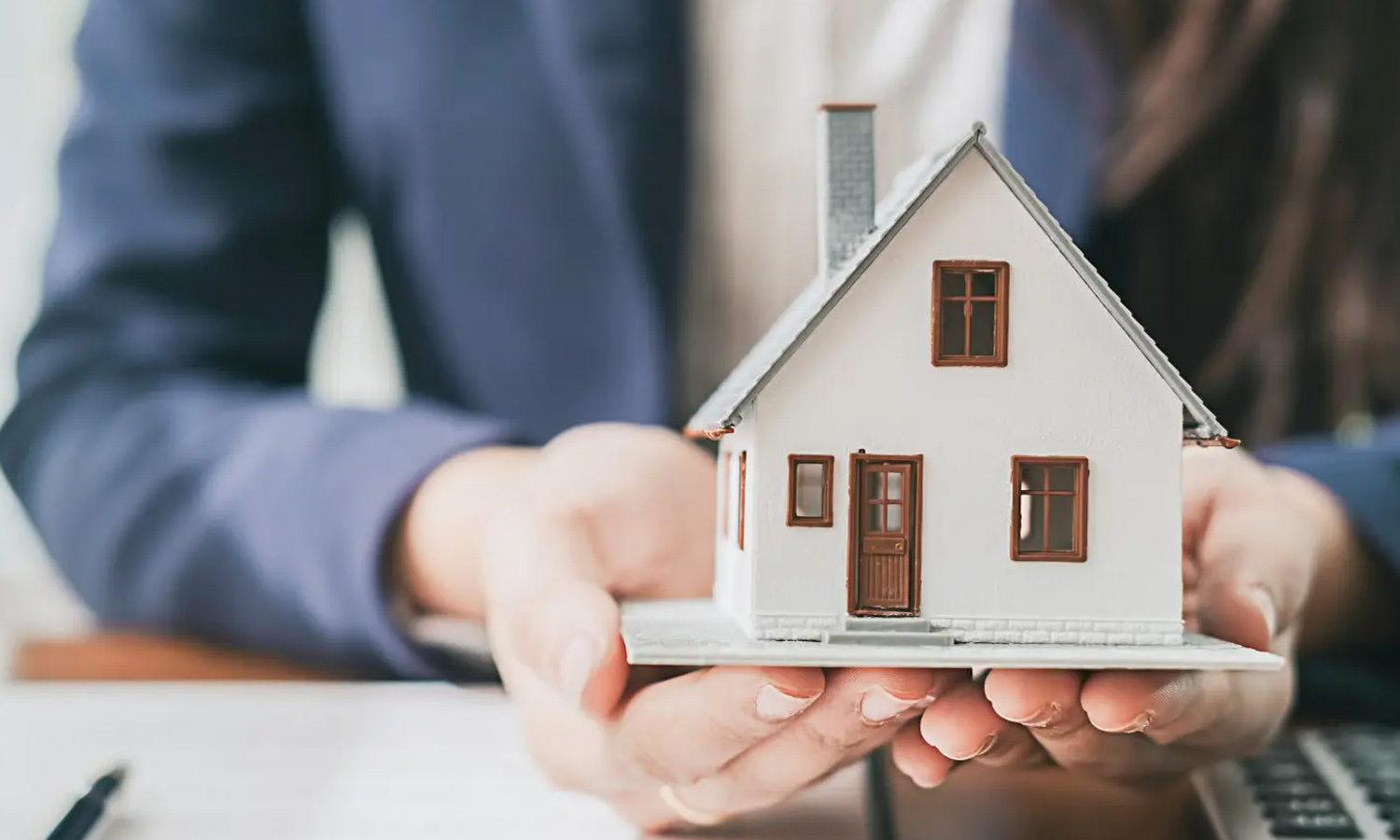 சினிமாவில் 'ஹிட்', ரியல் எஸ்டேட்டில் 'சூப்பர் ஹிட்'- யார் அந்த நடிகைகள்?