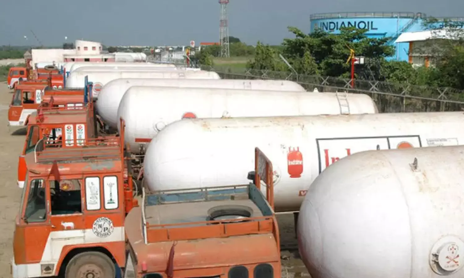 டேங்கர் லாரிகள் வேலை நிறுத்தம் 3-வது நாளாக நீடிப்பு- தினமும் ரூ.2 கோடி வருவாய் இழப்பு டேங்கர் லாரிகள் வேலை நிறுத்தம் 3-வது நாளாக நீடிப்பு- தினமும் ரூ.2 கோடி வருவாய் இழப்பு
