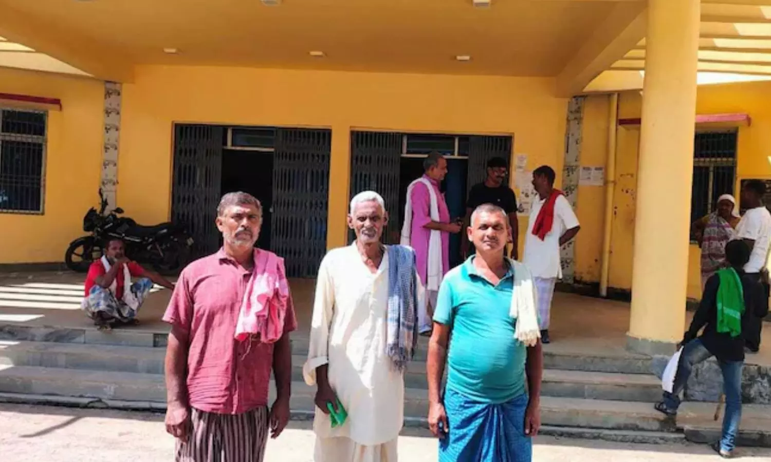 இறந்துவிட்டதாக வாக்காளர் பட்டியல் இருந்து நீக்கப்பட்ட பீகார் கிராமத்தினர் உயிருடன் வந்து புகார் இறந்துவிட்டதாக வாக்காளர் பட்டியல் இருந்து நீக்கப்பட்ட பீகார் கிராமத்தினர் உயிருடன் வந்து புகார்