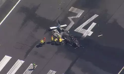 ஆஸ்திரேலியாவில் ஓடுபாதையில் விமானம் விழுந்து தீப்பிடித்தது- 3 பேர் பலி