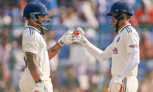 அரைசதத்தை தவறவிட்ட நிதிஷ்.. சதத்தை நோக்கி கில்.. 2-ம் நாள் உணவு இடைவேளை வரை இந்தியா 427/4