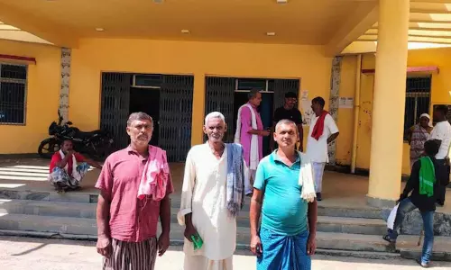 இறந்துவிட்டதாக வாக்காளர் பட்டியல் இருந்து நீக்கப்பட்ட பீகார் கிராமத்தினர் உயிருடன் வந்து புகார்