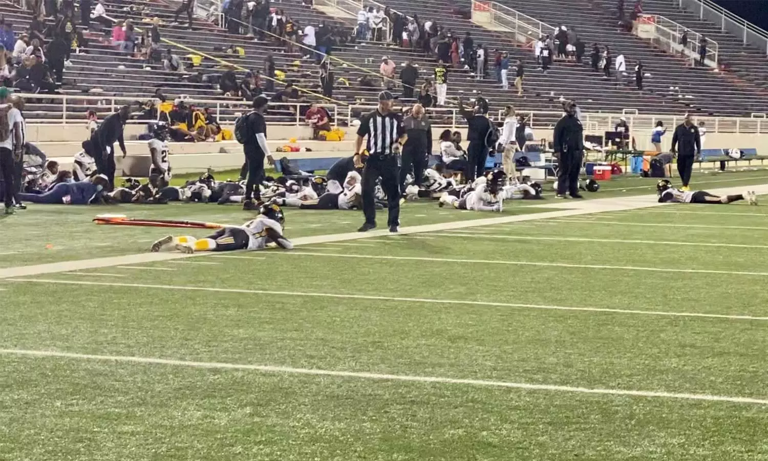 அமெரிக்கா: பள்ளியில் நடைபெற்ற கால்பந்து போட்டியில் துப்பாக்கிச்சூடு - 4 பேர் உயிரிழப்பு அமெரிக்கா: பள்ளியில் நடைபெற்ற கால்பந்து போட்டியில் துப்பாக்கிச்சூடு - 4 பேர் உயிரிழப்பு