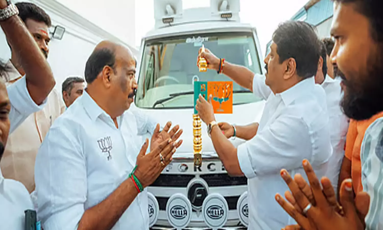 மதுரை வந்தடைந்த நயினார் நாகேந்திரன் பிரசார வாகனம்