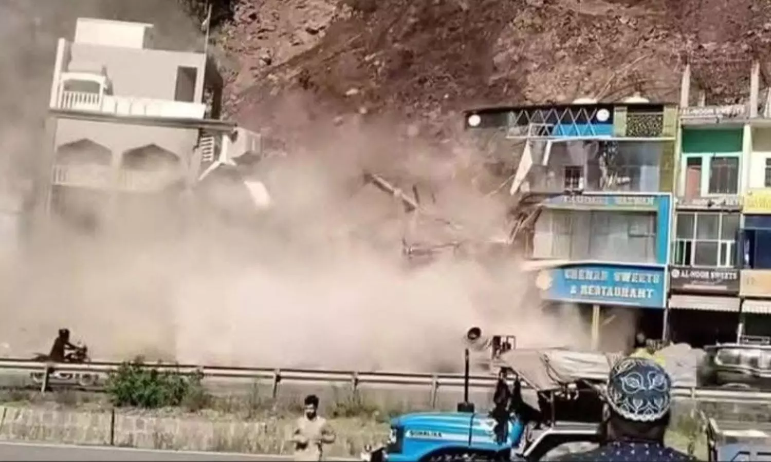 VIDEO: ஜம்மு காஷ்மீரில் நிலச்சரிவால் இடிந்த கட்டடங்கள் - மக்கள் அச்சம் VIDEO: ஜம்மு காஷ்மீரில் நிலச்சரிவால் இடிந்த கட்டடங்கள் - மக்கள் அச்சம்