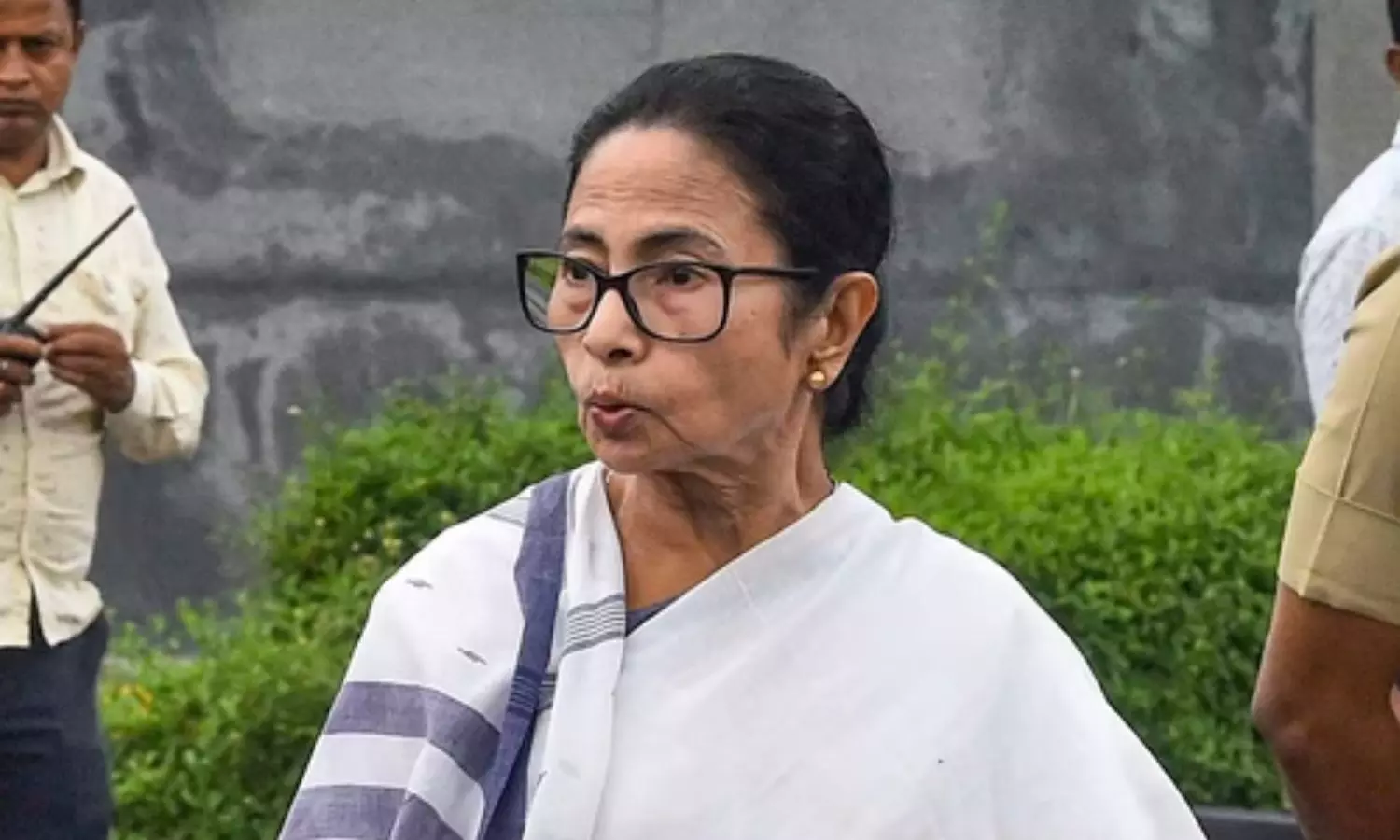 இரவில் பெண்கள் வெளியே செல்ல அனுமதிக்கக்கூடாது - மருத்துவ மாணவி பாலியல் வன்கொடுமை குறித்து மம்தா பானர்ஜி