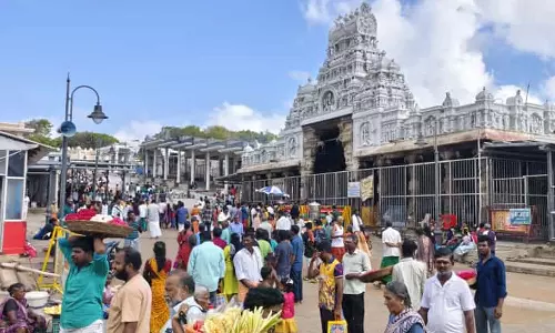திருச்செந்தூர் கோவிலில் குவிந்த பக்தர்கள்- 5 மணி நேரம் காத்திருந்து சுவாமி தரிசனம் செய்தனர்