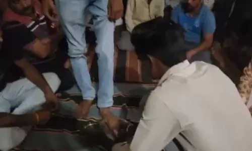 VIDEO: பிராமணரின் கால்களை கழுவி அந்த நீரை குடிக்க கட்டாயப்படுத்தப்பட்ட பிற்படுத்தப்பட்ட சமூக இளைஞர்