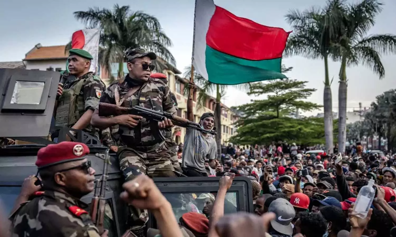 மடகாஸ்கர் அரசுக்கு எதிராக தீவிரமடைந்த Gen-Z போராட்டத்திற்கு அந்நாட்டு ராணுவம் ஆதரவு