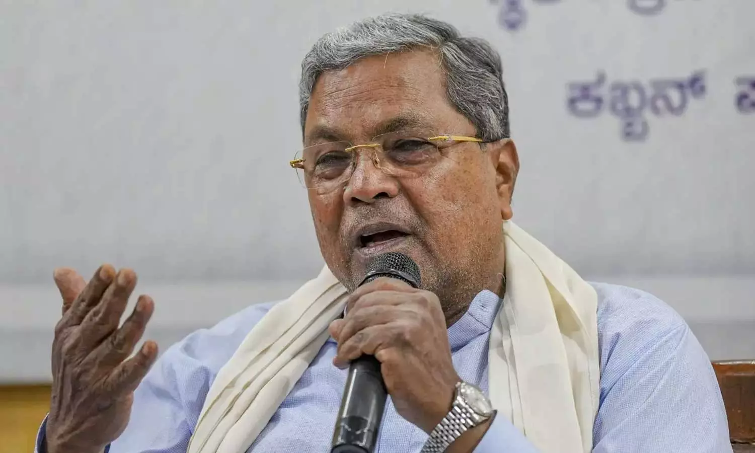 எம்.எல்.ஏ.-க்கள் ஆதரவு, உயர்மட்டக்குழு ஆசி இல்லாமல் யாரும் முதல்வராக முடியாது: சித்தராமையா எம்.எல்.ஏ.-க்கள் ஆதரவு, உயர்மட்டக்குழு ஆசி இல்லாமல் யாரும் முதல்வராக முடியாது: சித்தராமையா