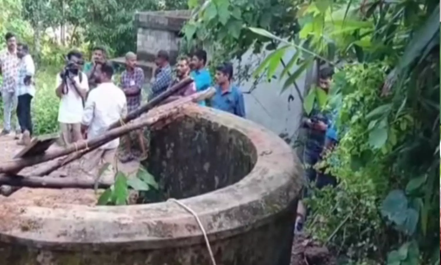 கிணற்றில் குதித்த பெண்ணை காப்பாற்ற முயன்றபோது சோகம் - தீயணைப்பு வீரர் உட்பட 3 பேர் பலி