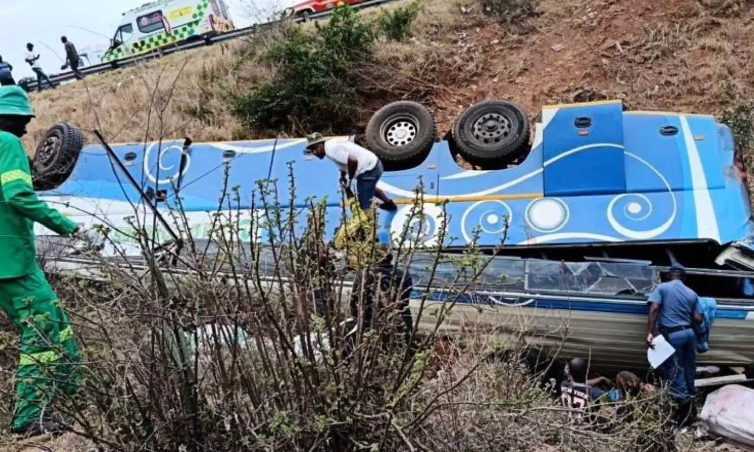 தென்ஆப்பிரிக்காவில் பள்ளத்தில் பேருந்து கவிழ்ந்த விபத்தில் 42 பேர் உயிரிழப்பு தென்ஆப்பிரிக்காவில் பள்ளத்தில் பேருந்து கவிழ்ந்த விபத்தில் 42 பேர் உயிரிழப்பு