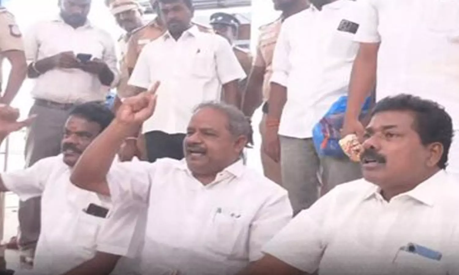 சட்டசபை வளாகத்தில் அன்புமணி தரப்பு எம்.எல்.ஏ.க்கள் தர்ணா போராட்டம்