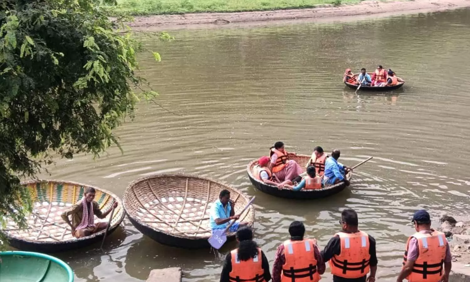 ஒகேனக்கல்லில் இன்று முதல் பரிசல் இயக்க அனுமதி: அருவியில் குளிக்க 4-வது நாளாக தடை