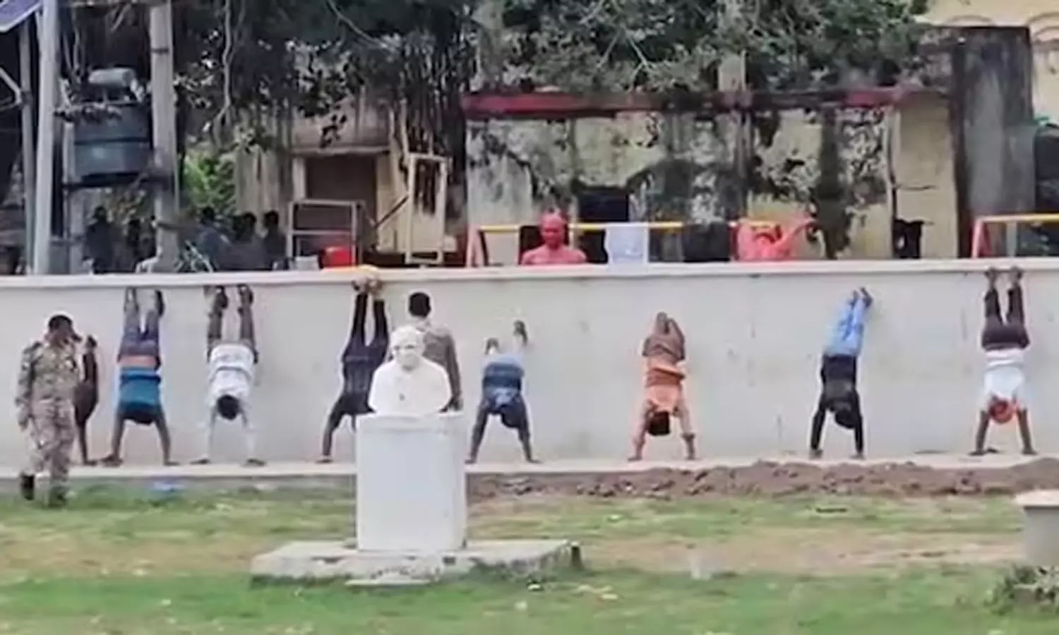 அயோத்தியில் சாலையோர வியாபாரிகளை தோப்புக்கரணம் போடவைத்த அதிகாரிகள் அயோத்தியில் சாலையோர வியாபாரிகளை தோப்புக்கரணம் போடவைத்த அதிகாரிகள்